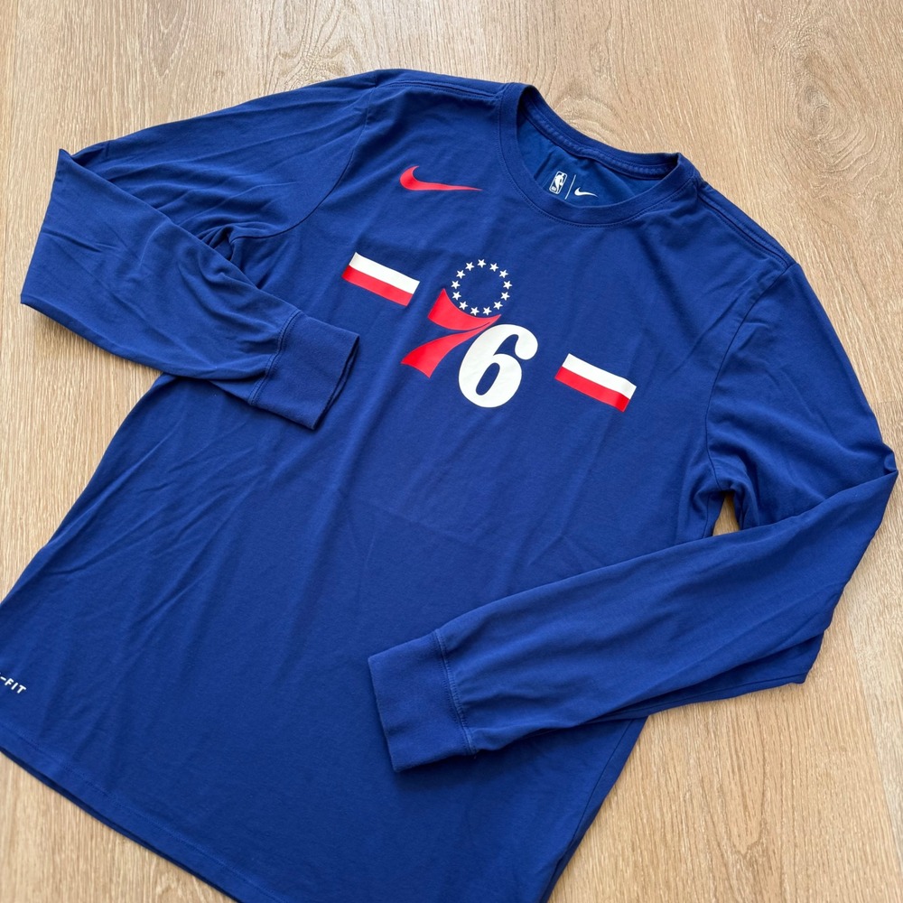 Nike Philadelphia 76ers Dri-FIT Long Sleeve Tee Mens Medium Blue Graphic Shirt